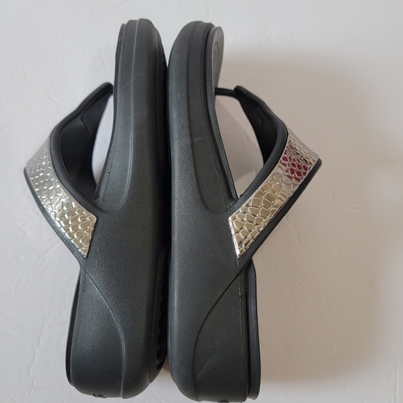 Crocs Monterey Hammered Metallic Wedge Flip Sandals  Womens Sz 7 Comfort Casual - Picture 5 of 10